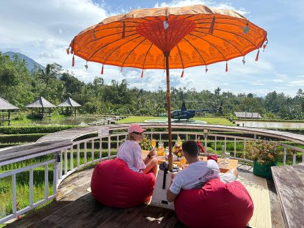 Beach-view picnic set-up at Semaya on the Nusa Penida coast